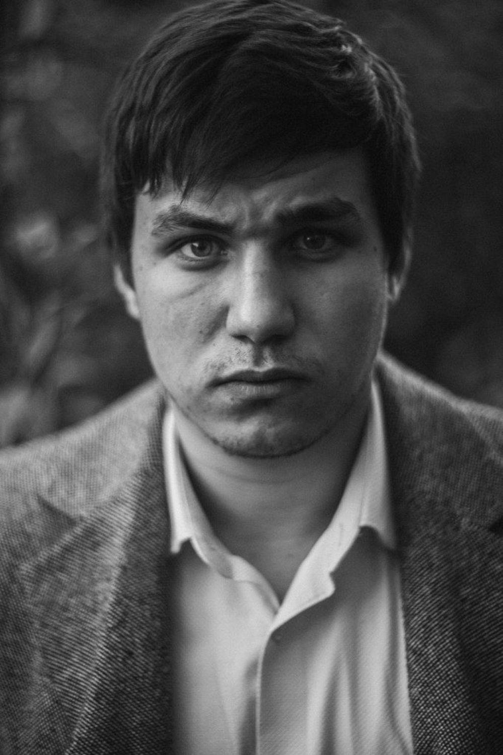Парень, чёрно-белое. рисунок, рубашка, пальто, взгляд, серьёзный, Иванов Юрий