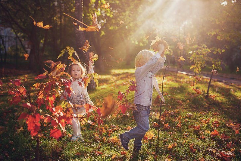 дети, эмоции, осень, листья Бегом по осенним листьям фото превью