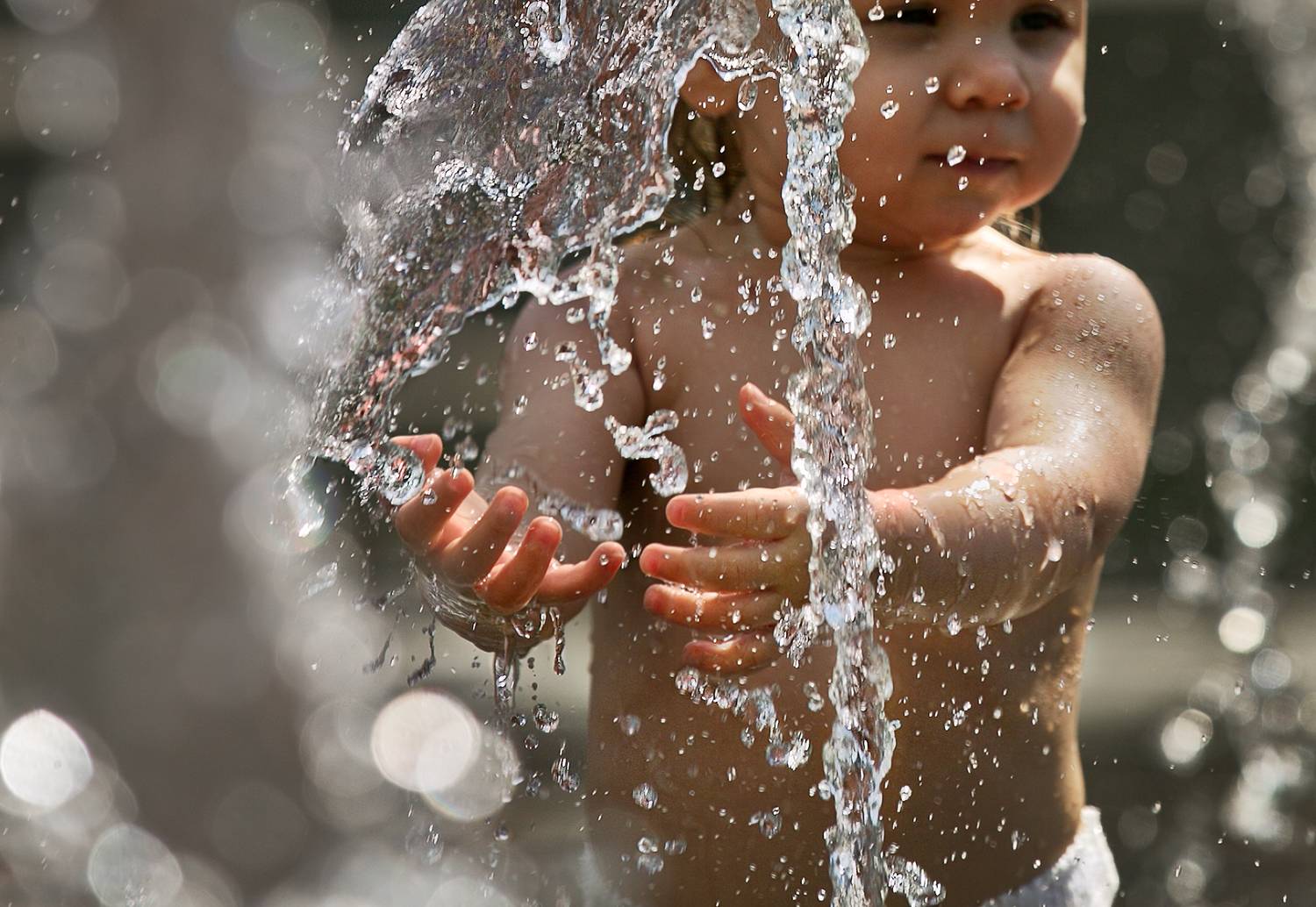 дети, фонтаны, дети и фонтаны, дети у воды, уличное фото, стрит фото, детский уличный портрет, Vera Trandina