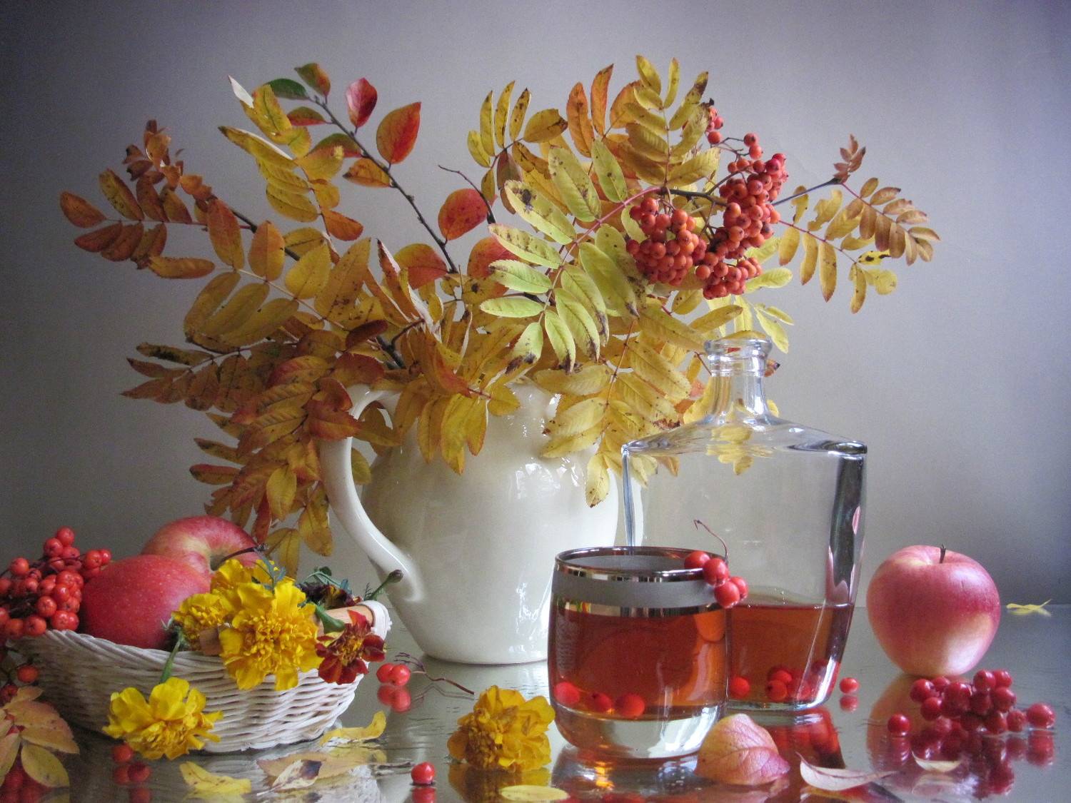 ветки, рябина, бархатцы, яблоки, посуда, Наталия Тихомирова