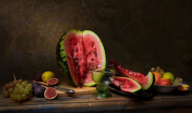 арбуз, яблоко, инжир, виноград, лимон, бокал, нож, разделочная доска, стол Арбузный пир фото превью
