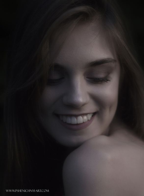 портрет, вечер, свет, женский портрет, крупный план, девушка, чёрно-белое Приятные эмоции фото превью