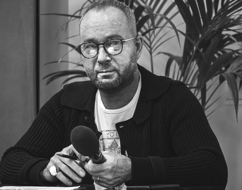 телеведущий фото превью