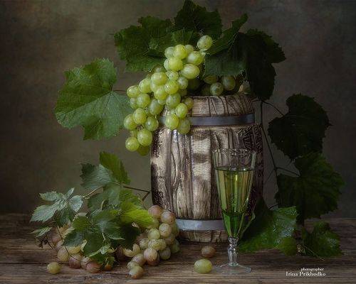 С бокалом белого вина и виноградом