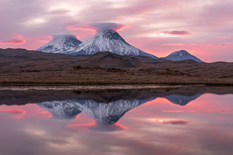 камчатка, вулкан, пейзаж, природа, россия, дальний восток, тундра, панорама, озеро, отражение, рассвет, kamchatka, volcano, landscape, nature, russia, far east, tundra, panorama, lake, reflection, dawn Пробуждение гигантов фото превью