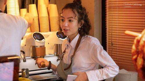 «Девушка из кофейни»