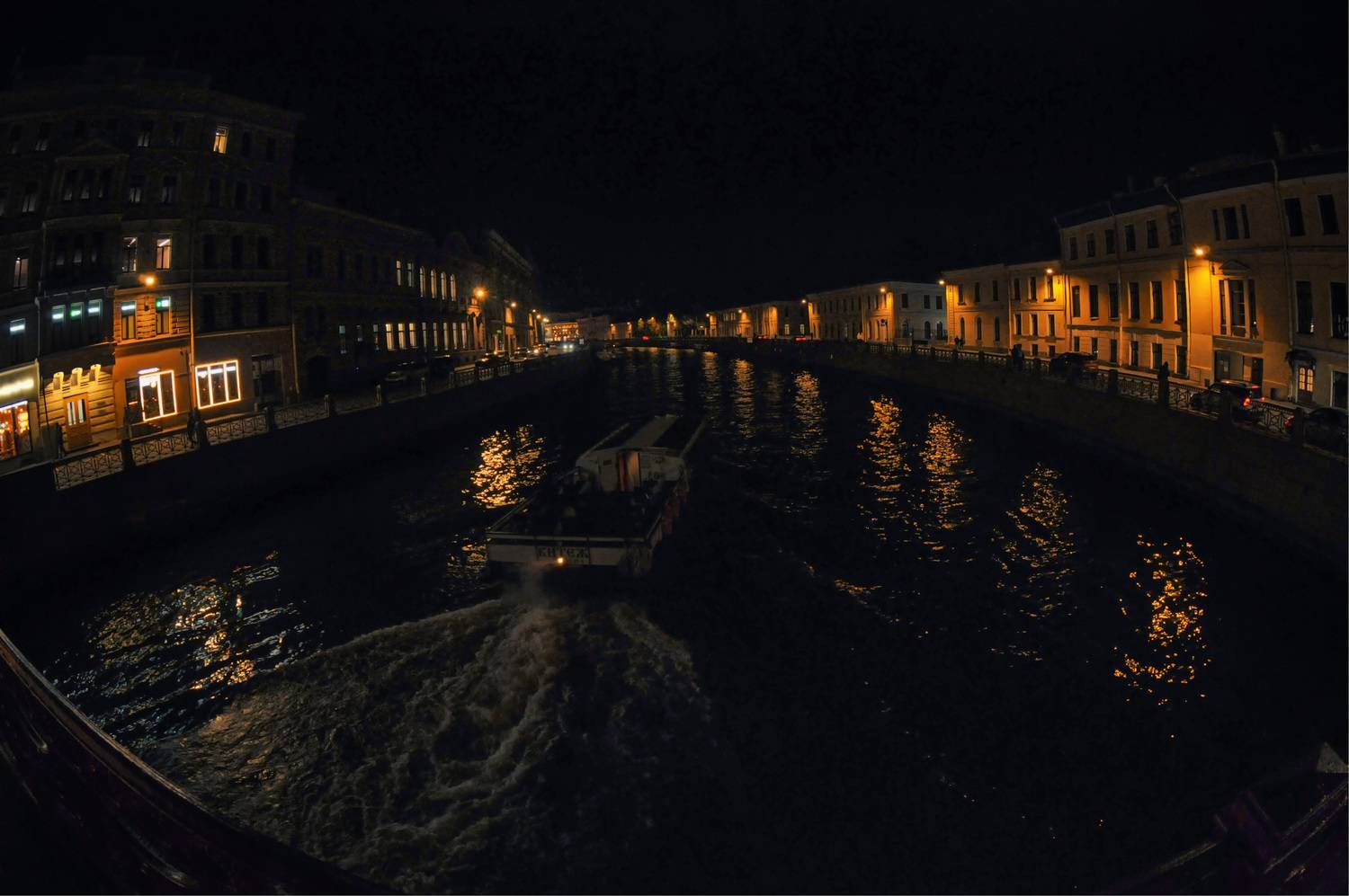 река катер огни отражения здания, Вера Петри