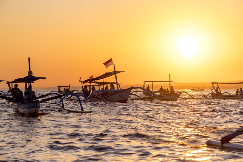 индонезия, indonesia, остров, бали, bali, lovina, northbali, дельфины, дельфин, dolphin, aфалина, tursiops, длинноклювая стенелла, stenella longirostris, серый дельфин, grampus griseus, лодка, джугунг, рассвет, григорий беденко, grigoriy bedenko, Дельфины на Бали фото превью