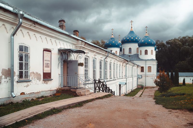 novgorod, church, autumn, cathedral, architecture, religious, christian, новгород, монастырь, осень, Подворье. Свято-Юрьев мужской монастырь. фото превью
