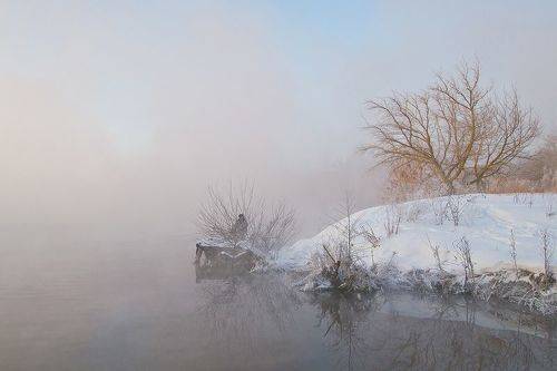 Одинокий рыбак на зимнем озере