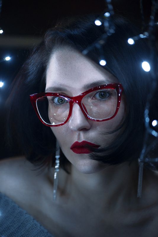 портрет, pilot light, portrait, red, blue, woman, model The view фото превью