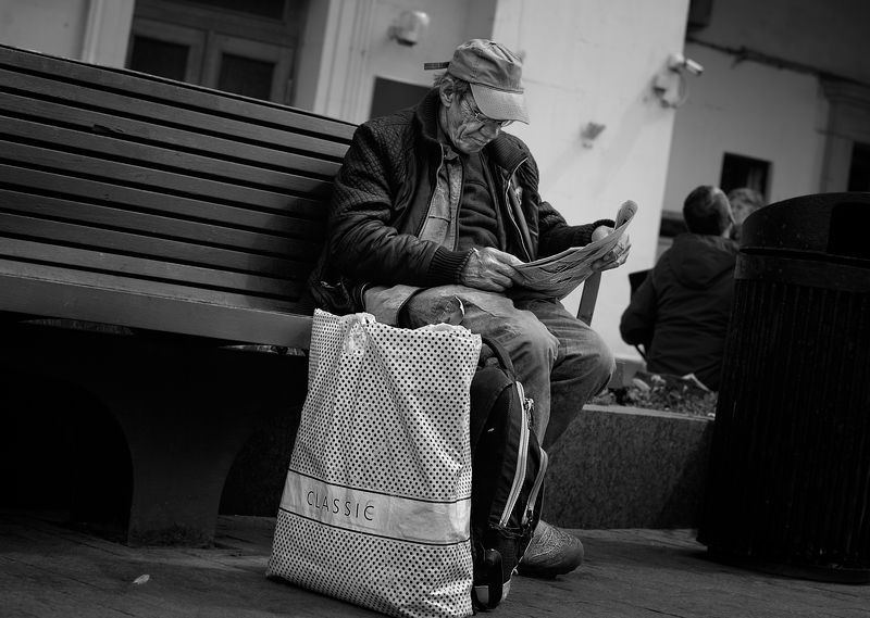 чб фото, городские картинки, мужчина с газетой, жанровый портрет, уличный портрет, уличное фото Городские картинки фото превью