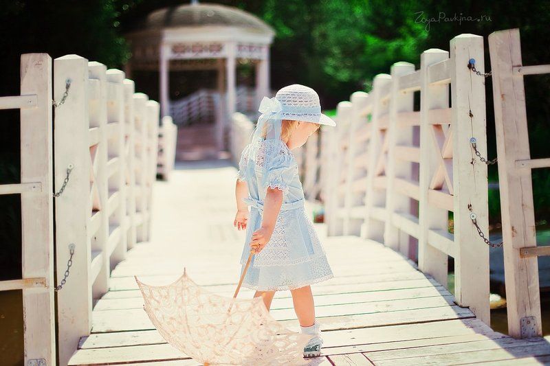 девочка, мостик, зонтик Прогулка фото превью