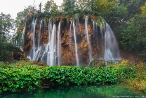 Хорватия. Плитвицкие озера. У водопада.