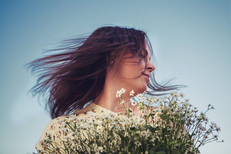 девушка, эмоции, небо, ромашки Портрет с ромашками фото превью