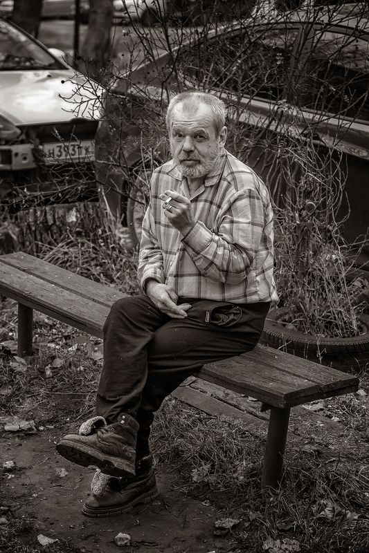 жанр, жанровый портрет, человек, мужчина, утро, осень, ноябрь, двор, скамейка, сигарета, перекур Утренняя сигарета во дворе на свежем воздухе фото превью