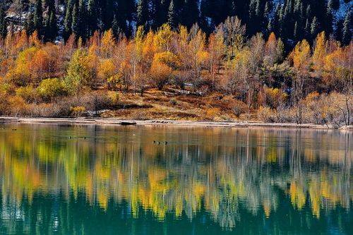 Отражение осени в озере Иссык