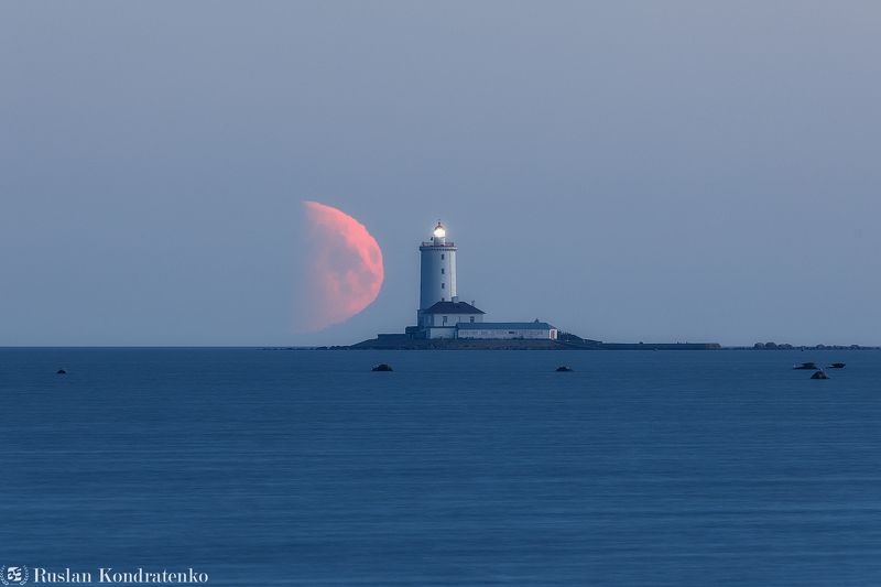 Маяк Толбухин и заходящая Луна фото превью