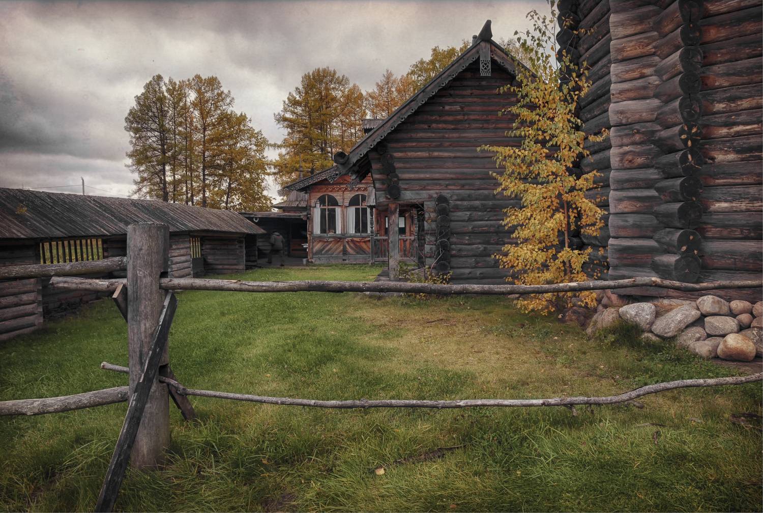 дома забор деревья камни, Вера Петри