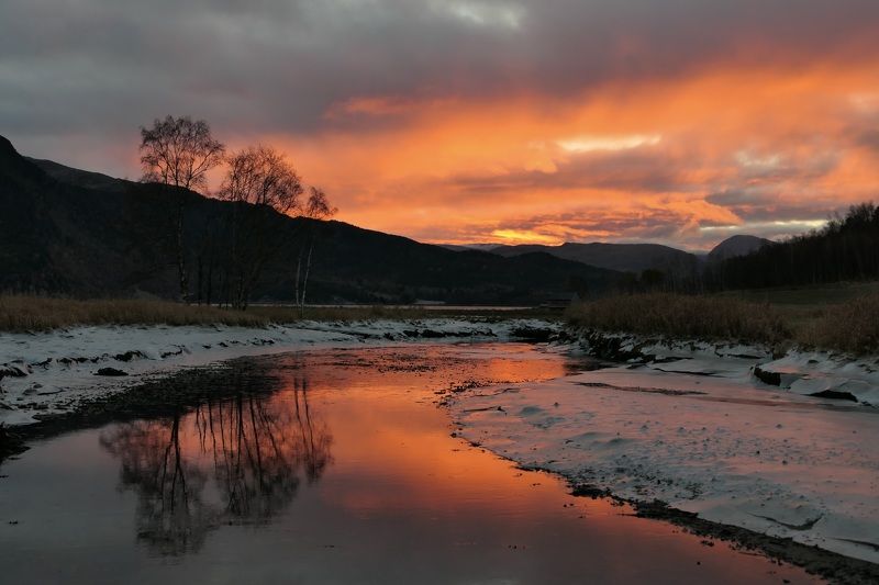 The river freezes фото превью
