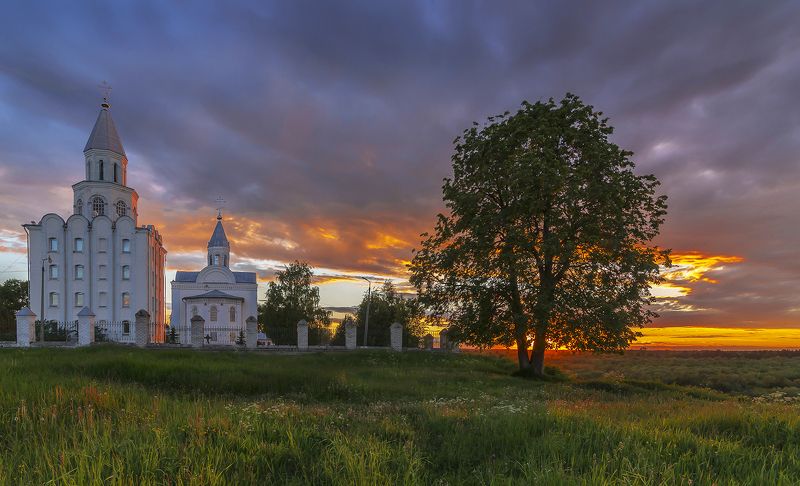 церковь, монастырь, закат, колокольня, липа, солнце, небо. Летний вечер фото превью