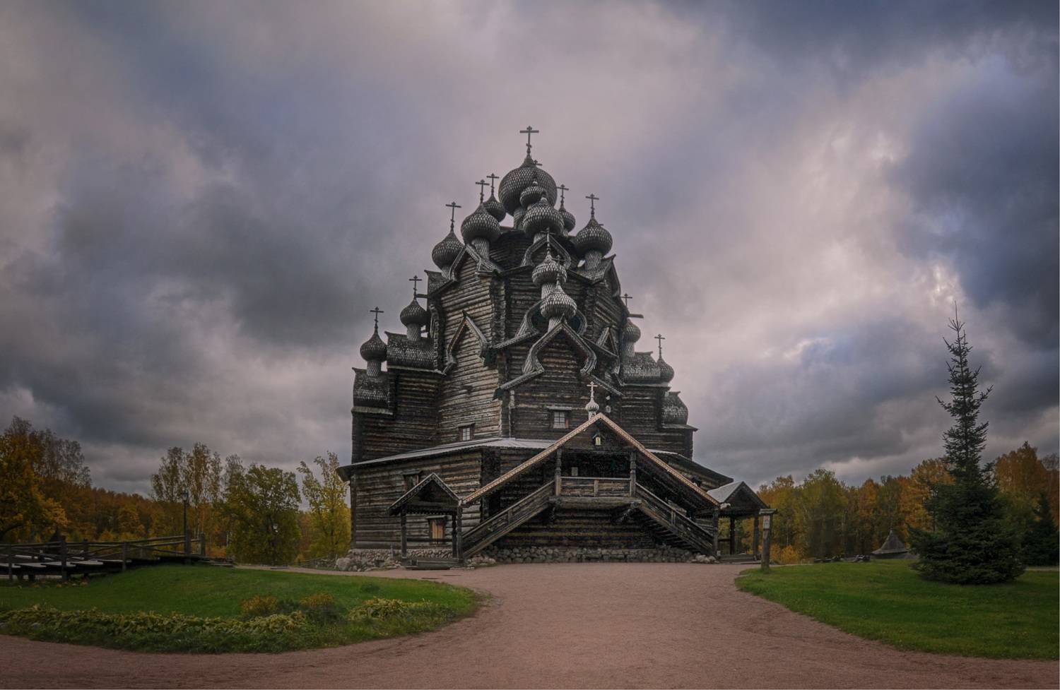 церковь деревья облака, Вера Петри