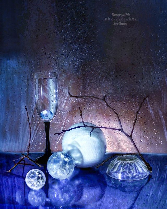 натюрморт, низкий ключ, darkphoto, стекло, бокал, капли, натюрморт с полиэтиленом. Дождь. Осень. Ночь. Фонарь... фото превью