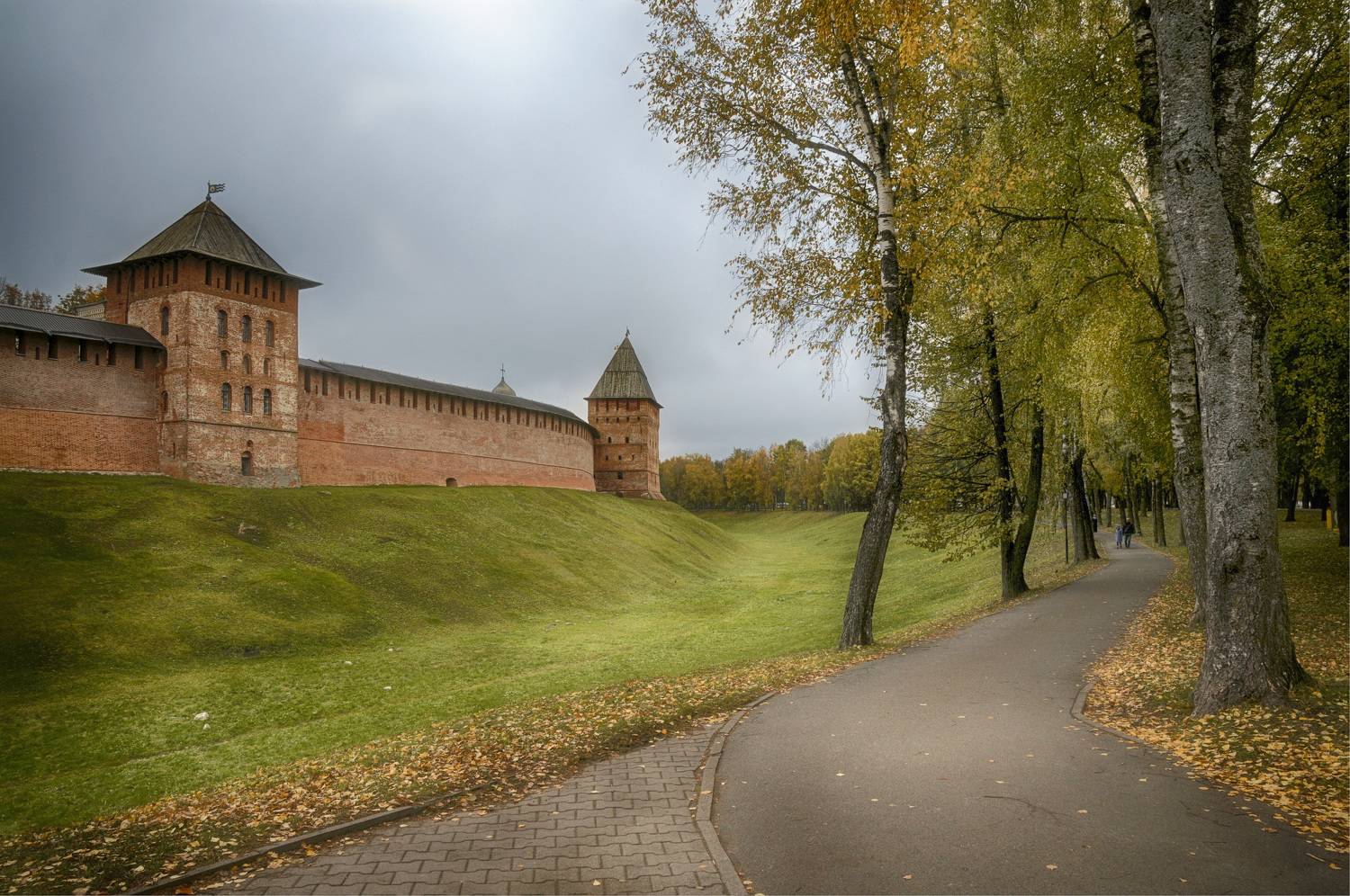 аллея деревья стена башни, Вера Петри