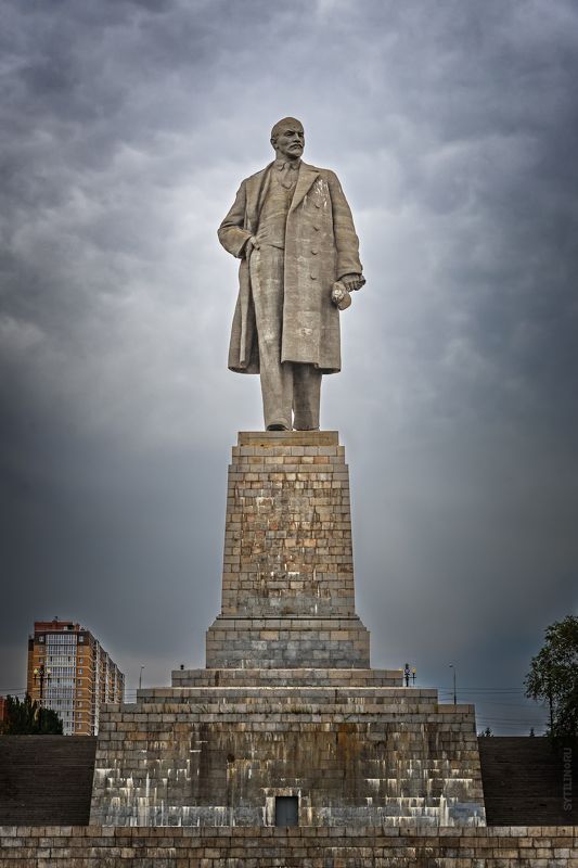 Памятник, Ленин, Волго-Донской судоходный канал, волгоград, красноармейский, шлюз, статуя, советсский, достопримечатольность, волга, самый большой, вучетич, пасмурный, облачность, Памятник Владимиру Ильичу Ленину у входа в Волго-Донской судоходный канал имени Ленина. Волгоград. фото превью
