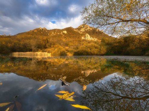 Монастырское озеро на фоне Бештау