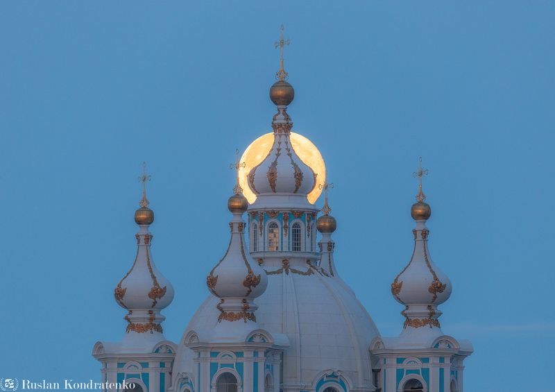 Смольный собор на фоне Луны фото превью