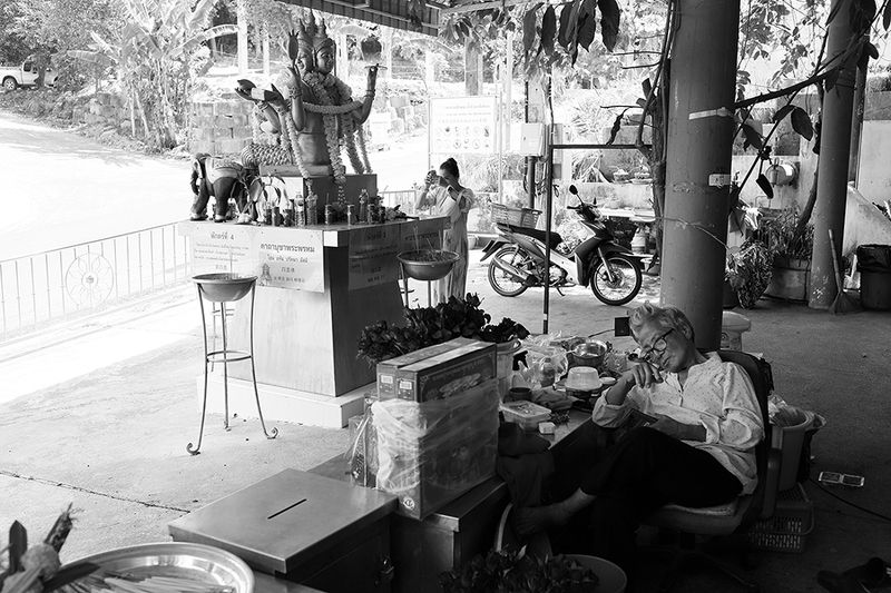 жанр, стрит, тай, слон, street photo, travel photo, bw street photo, tailand, elephant, репортаж, храм, temple, budda, будда, pray, молиться pray фото превью