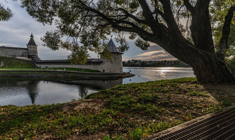 Псков, Кремль, река Великая,  Устье Псковы. Плоская башня псковского кремля фото превью