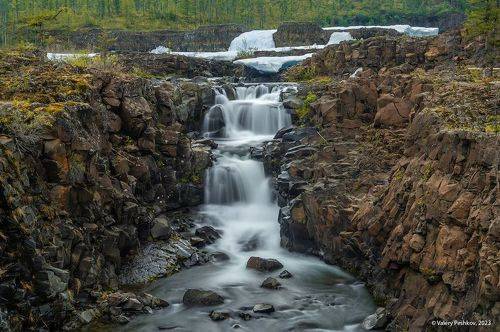 У ночного водопада