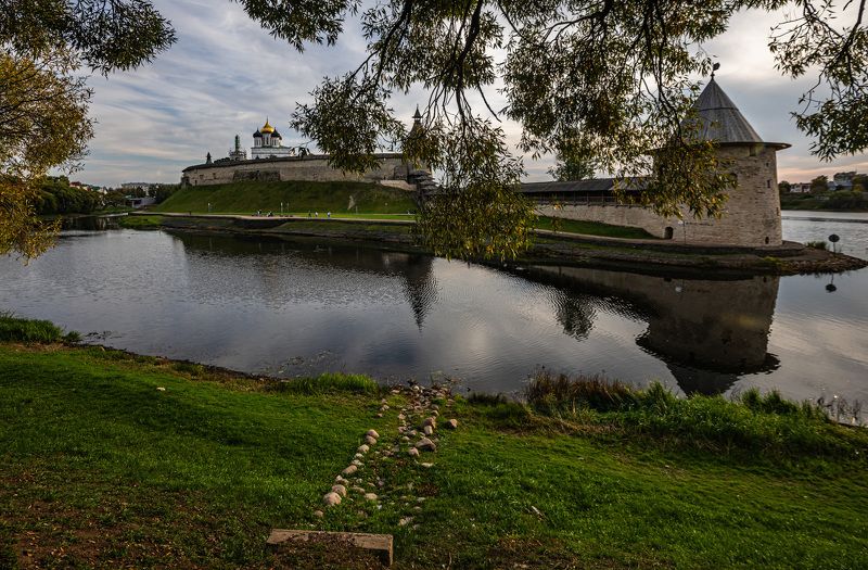Псков, кремль, река Великая,  Вечер у псковского кремля фото превью