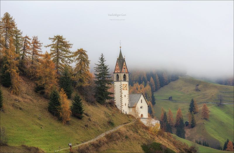 доломитовые альпы,tolpei,деревня,осень,италия,alps,santa barbara,церквушка,morning,colors,аlpine church Когда с гор спускается туман.. фото превью