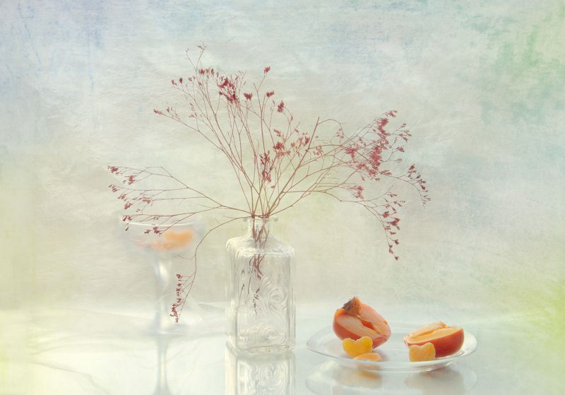 С веточкой гипсофилы и фруктами фото превью