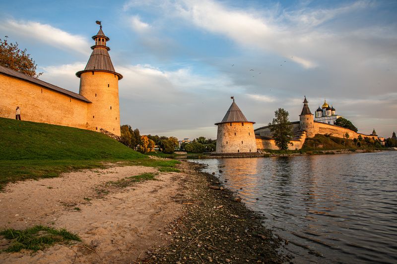Псков, Кром, Кремль, река Великая, вечер Вечерний вид на псковский Кром фото превью