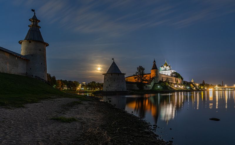 Псков, кремль, Кром, река Великая, Лунная ночь Лунная ночь на берегу реки Великой фото превью