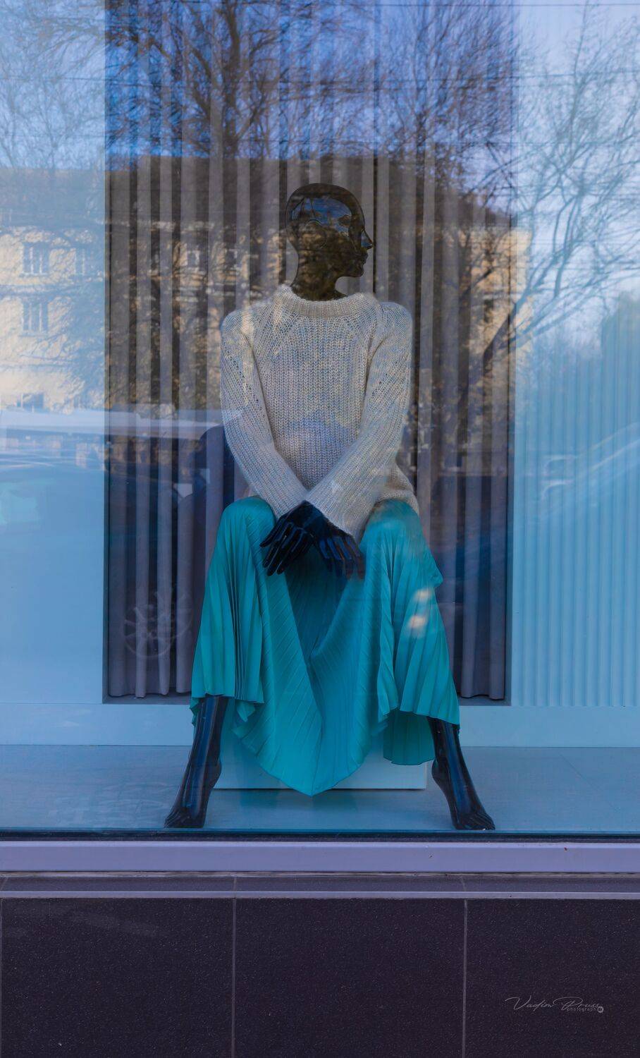 Манекен, город, фотография, Калининград, Россия, стрит, улица, Свирин Вадим,  осень, 2023, стекло, отражение, Vadim Svirin