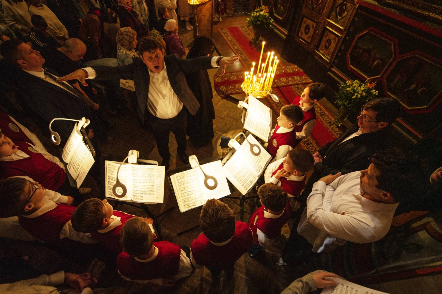 Литургия, Покровский собор, храм Василия Блаженного, дирижер, хор, полукруг, вскинутые руки, Дмитрий Ткаченко