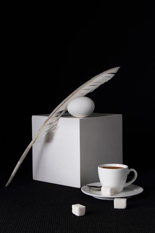 гипс, куб, композиция. белое, черное, яйцо, перо, кофе, кружка, пропорции, символизм, студия *** фото превью