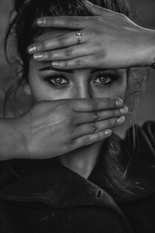 девушка, портрет, пальто, свет, взгляд, глаза, кольцо, руки Катя фото превью