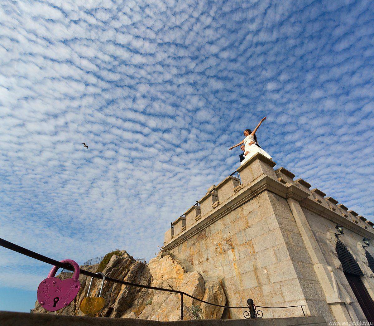 жених, невеста, свадьба, фата, платье, небо, Крым, ялта, замок, панорама, облака, Serge Titov