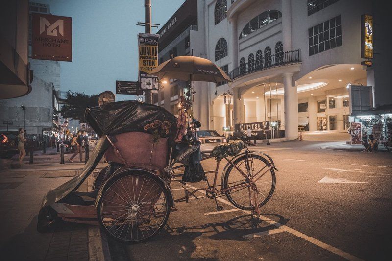 Малайзия Пенанг Джорджтаун Бечак Велорикша Улица Вечер Сентябрь malaysia penang georgetown bechak pedicabs street night september Бечак по малайски фото превью