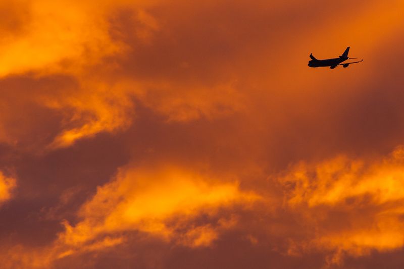 небо, закат, самолёт Этот поезд в огне фото превью