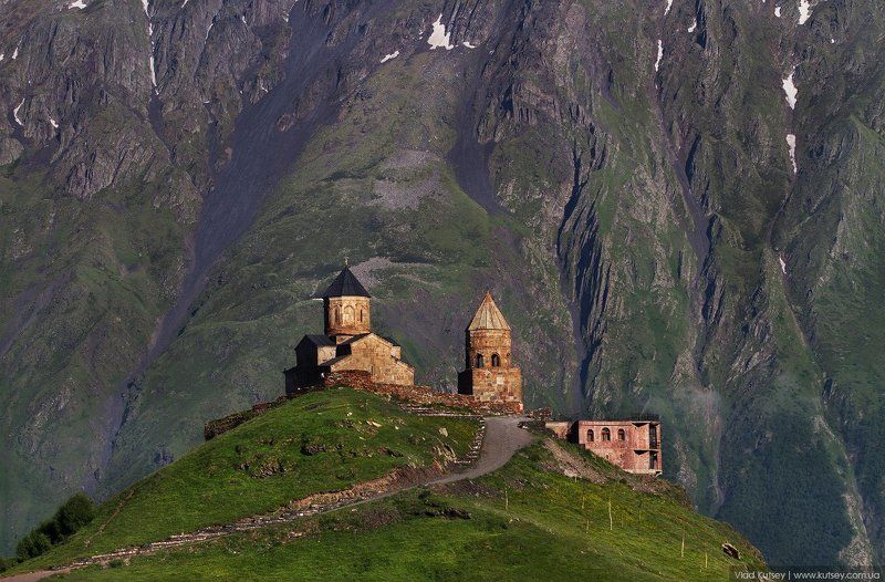 храм, церковь, грузия, горы, гора, казбек Гергетская церковь святой Троицы, Грузия фото превью