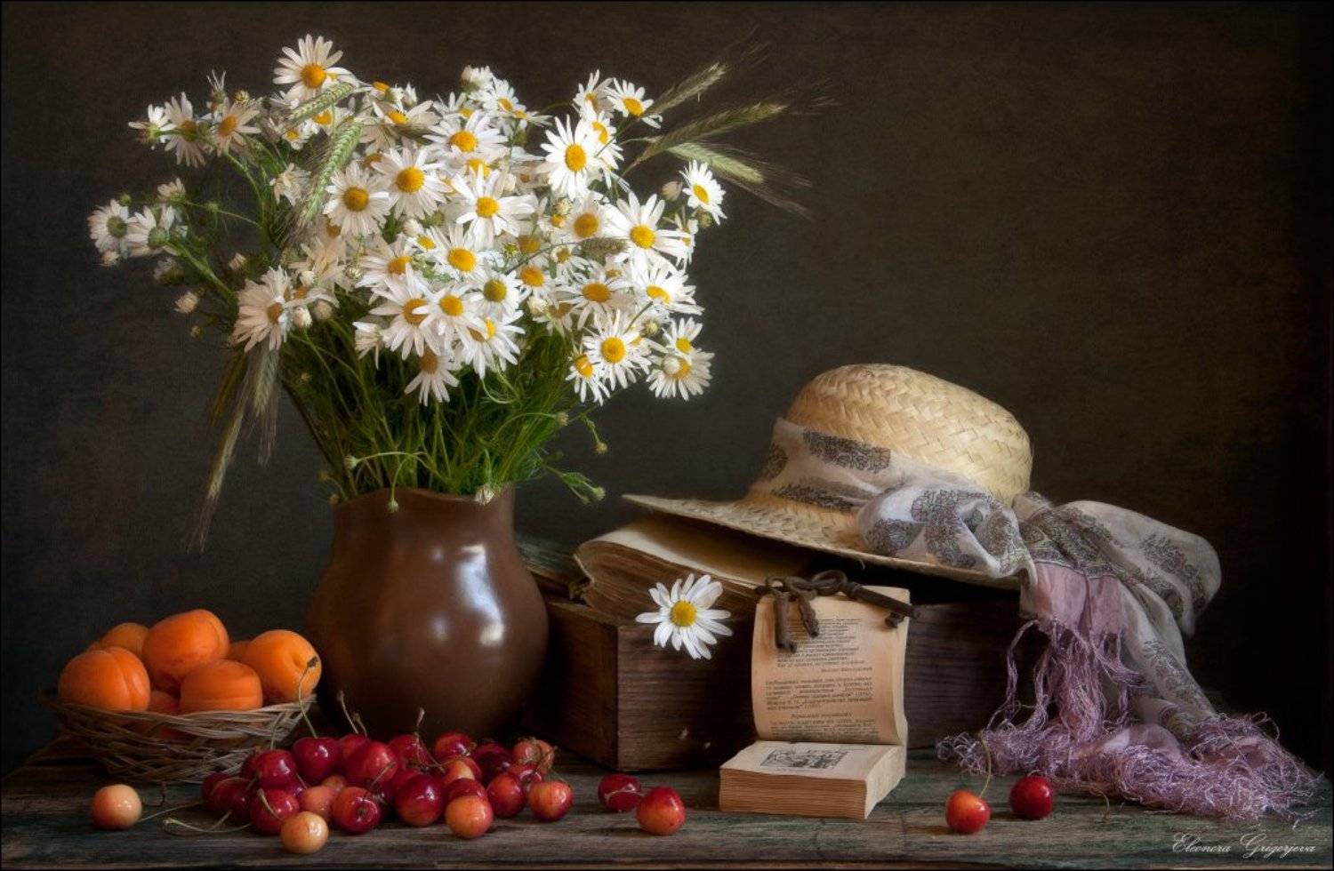 Абрикосы, Ключи, Лето, Натюрморт, Отрывной календарь, Ромашки, Соломенная шляпка, Черешня, Eleonora Grigorjeva