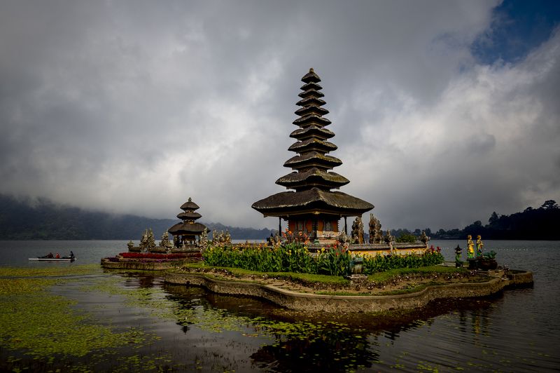 индонезия, indonesia, остров, бали, bali, храм, храм на воде, улун дану, pura ulun danu beratan, озеро, beratan, bratan, дэви дану, шива, правати, будда, ступа, святилище, индуизм, григорий беденко, grigoriy bedenko, Храм на воде фото превью