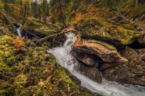 Осенний водопад